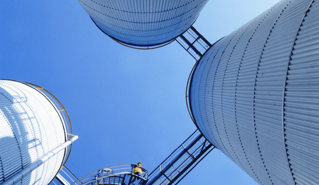 Tank maintenance and heating